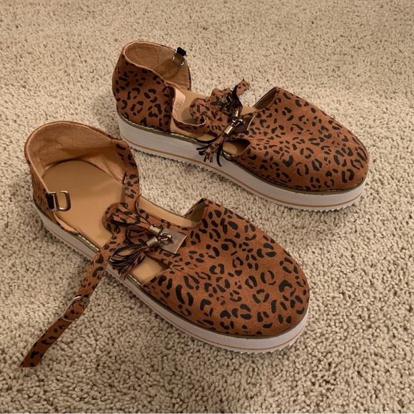 (NWOT) Cheetah Pattern Sandals - Picture 3 of 8